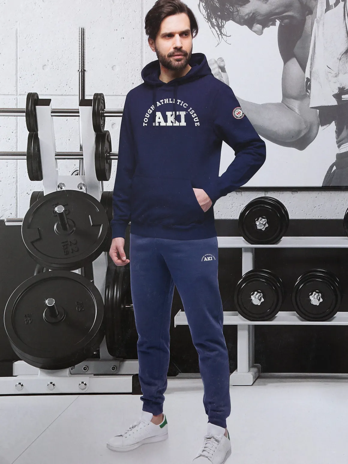 Aki Tuta uomo sportiva con cappuccio
