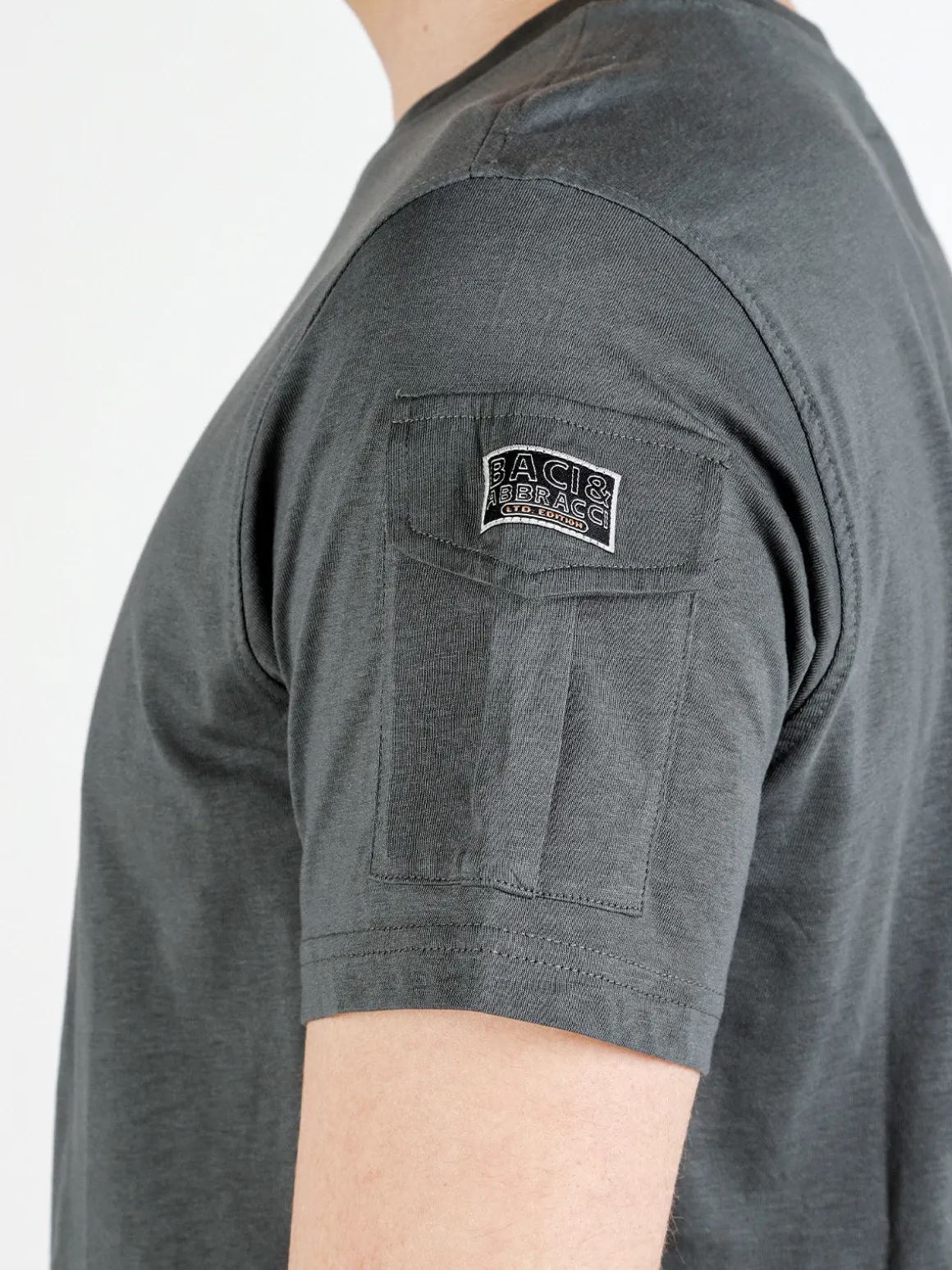 Baci & Abbracci T-shirt da uomo in cotone con taschino sulla manica