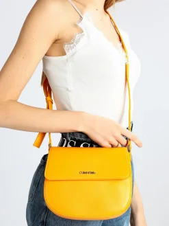 Calvin Klein MUST SADDLE BAG Borsetta a tracolla
