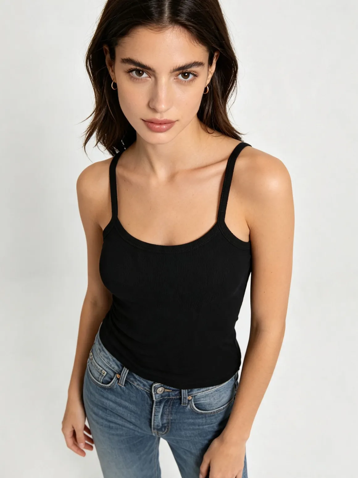 Essenziale Milano Top donna a coste con spalline strette e scollo vogatore - nero