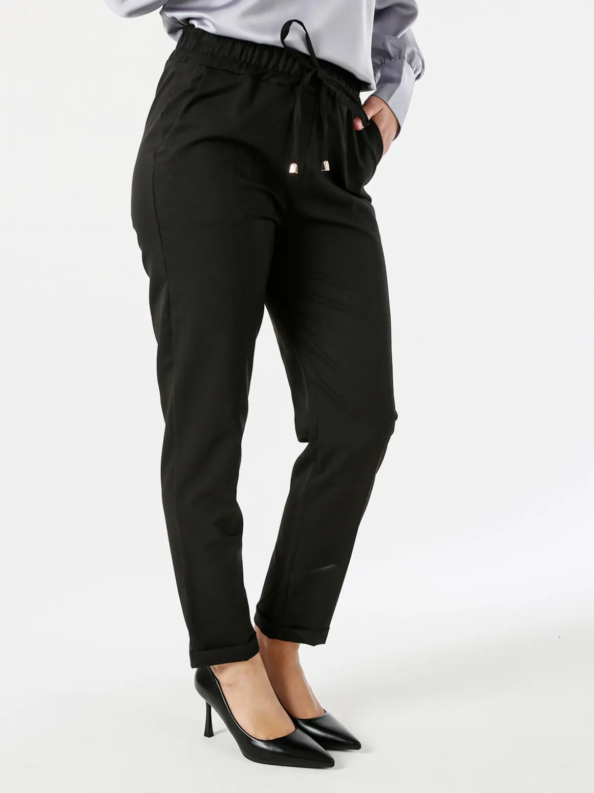 Frenetika Pantaloni donna casual con elastico in vita e risvolto sul finale - nero