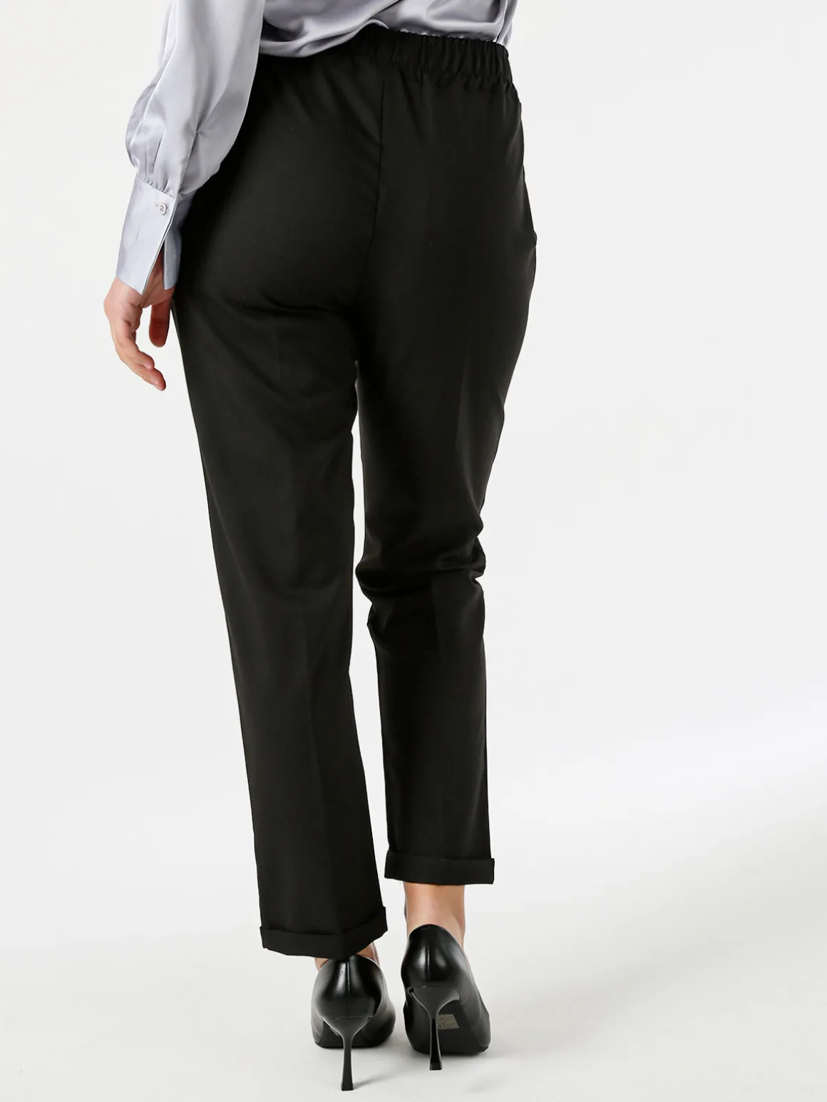 Frenetika Pantaloni donna casual con elastico in vita e risvolto sul finale - nero