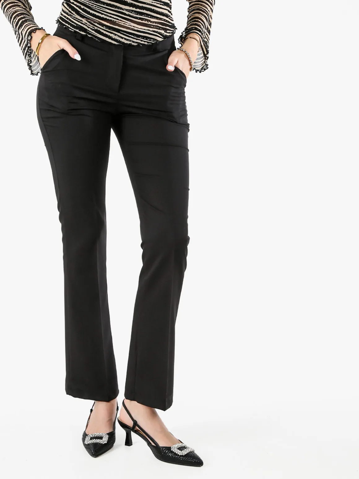 Frenetika Pantaloni eleganti da donna a zampa - nero