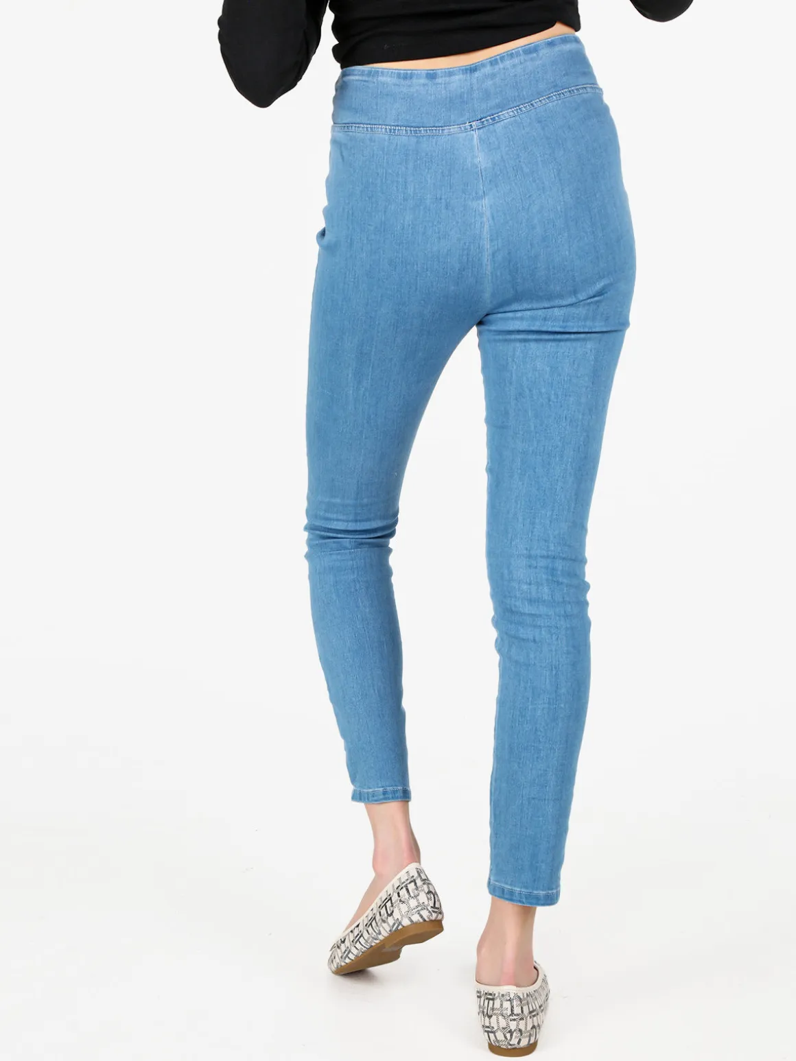 Gladys Jeggins in jeans donna