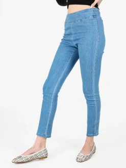 Gladys Jeggins in jeans donna