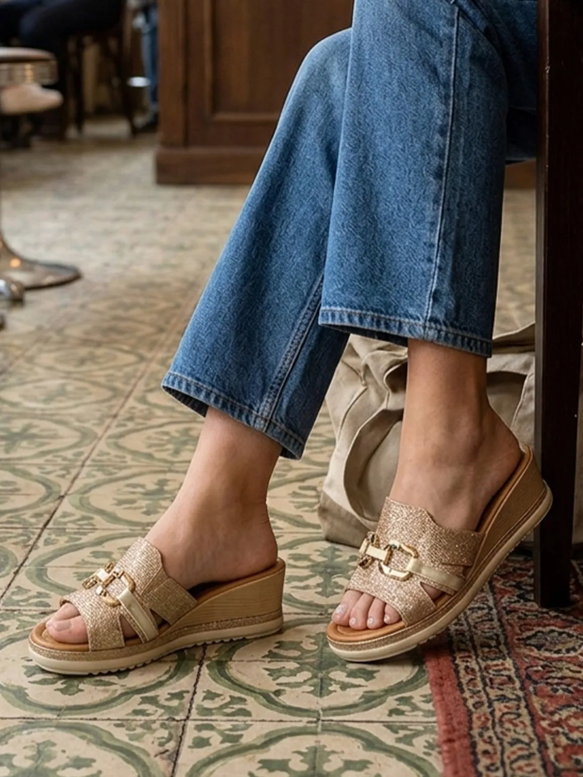 Inblu Ciabatte donna con zeppa e accessorio - platino