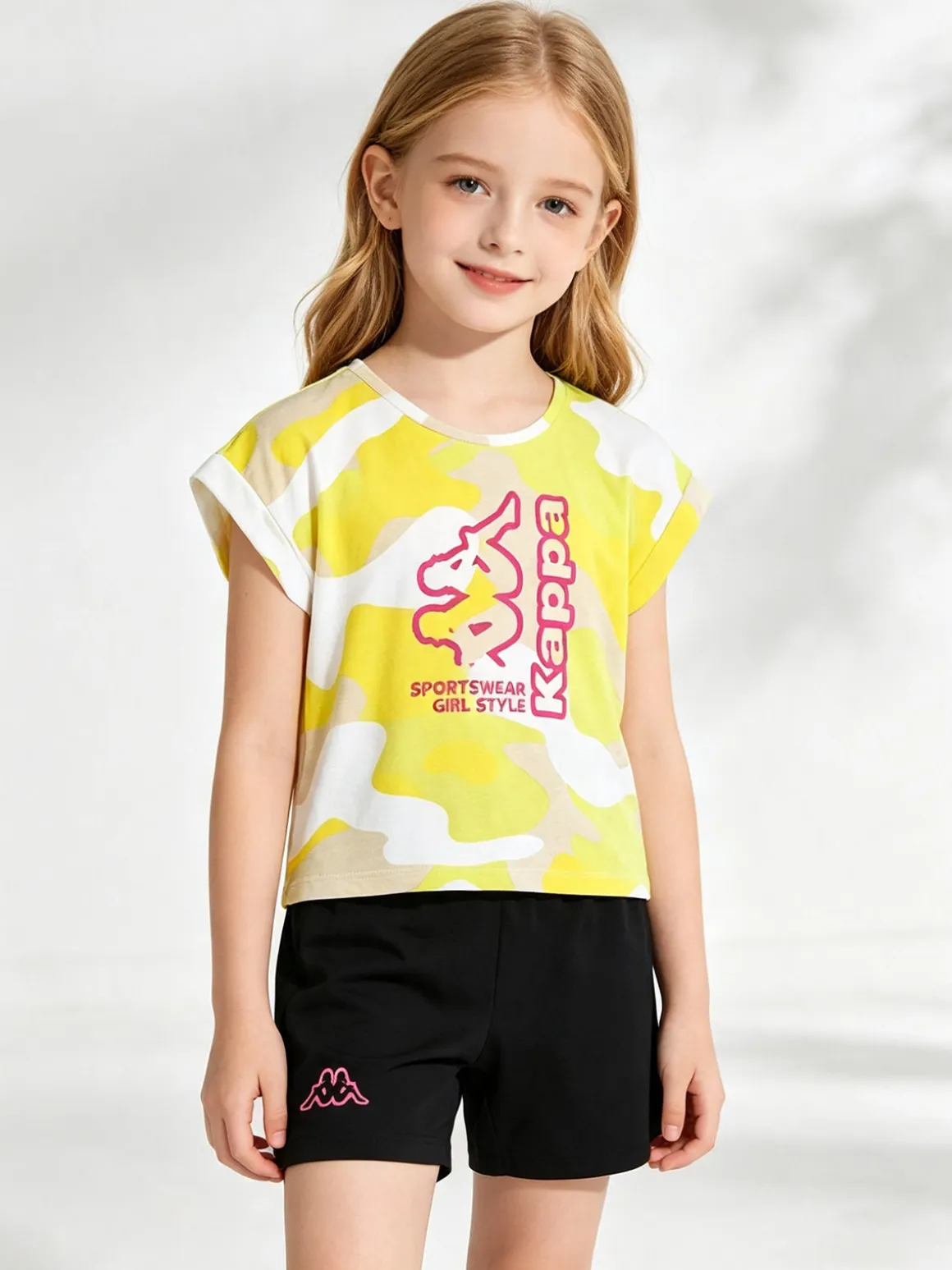 Kappa Completo corto da bambina in cotone con t-shirt mimetica e shorts - giallo