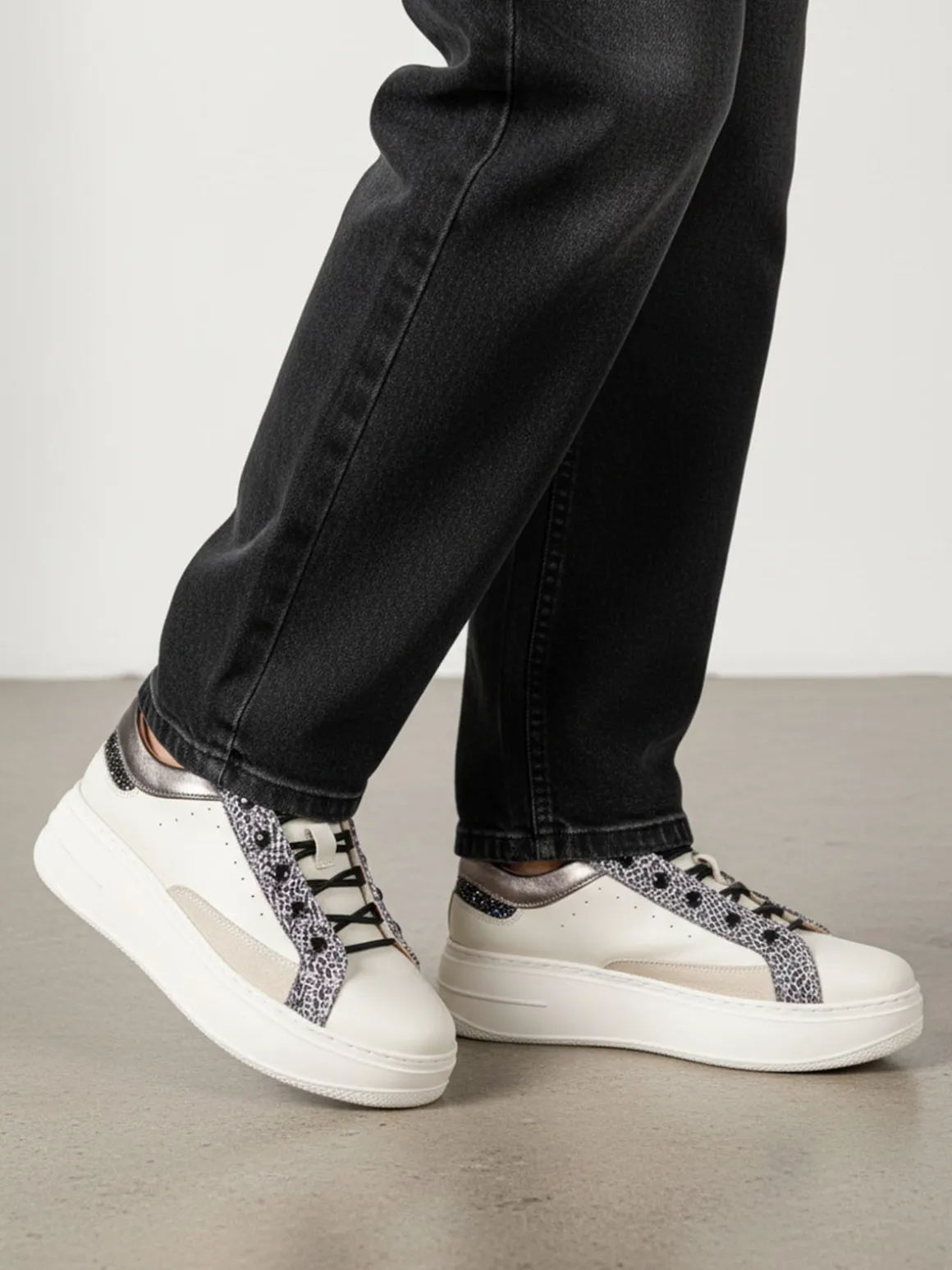 Keys Sneakers donna in pelle con borchie e platform