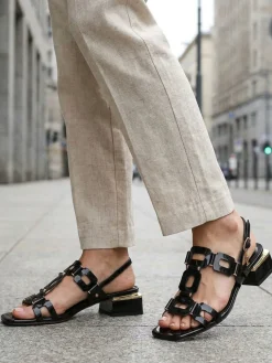 Laura Biagiotti Sandali donna in vernice con tacco basso - beige