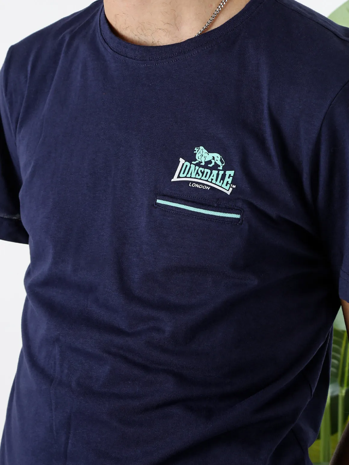 Lonsdale T-shirt da uomo in cotone con taschino a filetto e logo - blu scuro