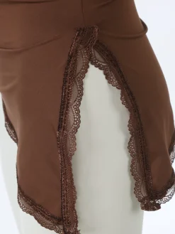 Lovery Top donna asimmetrico con scollo a fascia e bordo finale in pizzo - moro