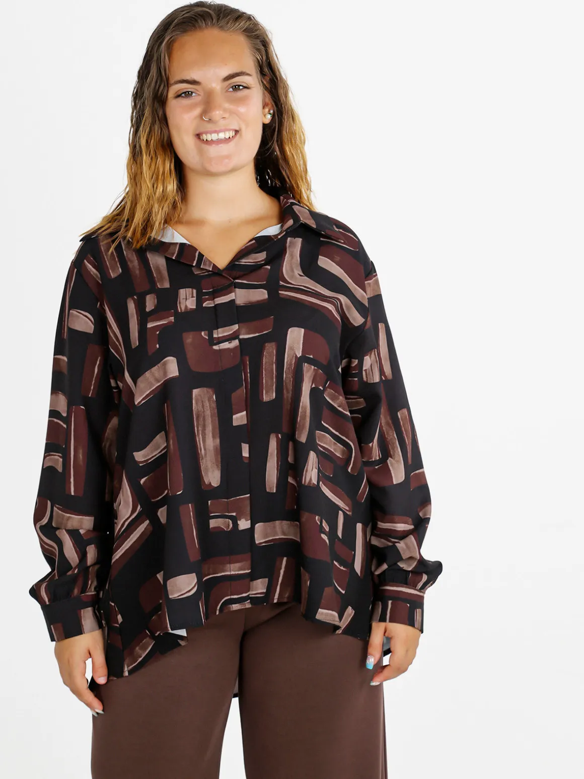 Miss E Co Camicia donna fantasia a maniche lunghe con scollo a V linea curvy - marrone