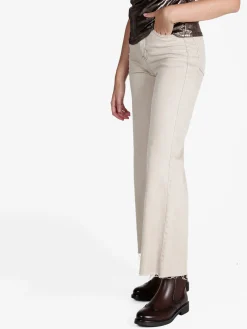 Monique Jeans donna a vita alta e gamba larga