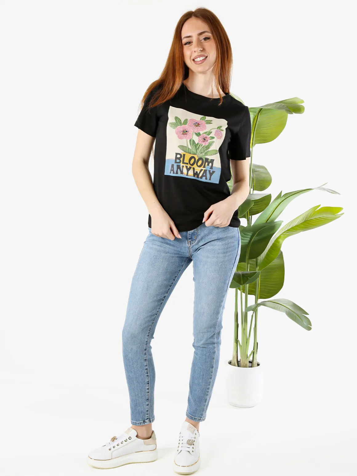 Monte Cervino T-shirt da donna in cotone con stampa fiori e strass - nero