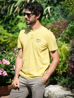Navy Sail T-shirt da uomo in cotone con bottoni - senape