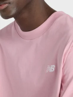 New Balance SPORT ESSENTIALS SMALL LOGO T-shirt da uomo a maniche corte in cotone - rosa
