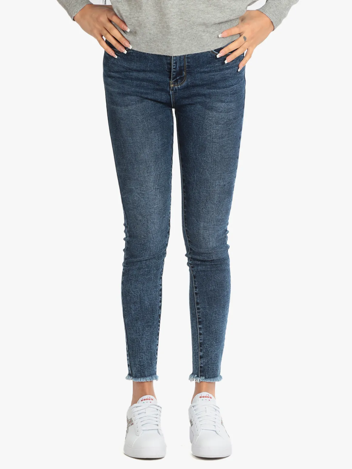 New Collection Jeans push up sfrangiato da donna