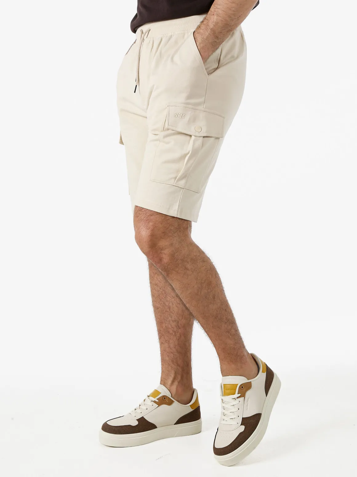 Rifle Bermuda da uomo in felpa con tasconi laterali - beige