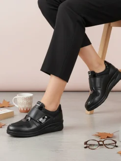 Riposella Scarpe in pelle da donna con strappo e zeppa - nero