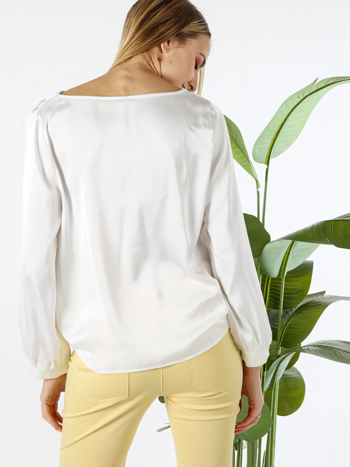 Solada Blusa donna a maniche lunghe in tessuto simil raso con scollo a cascata - bianco