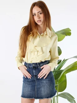 Solada Blusa donna con bottoni di perle e volant sullo scollo - giallo