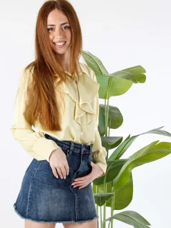 Solada Blusa donna con bottoni di perle e volant sullo scollo - giallo