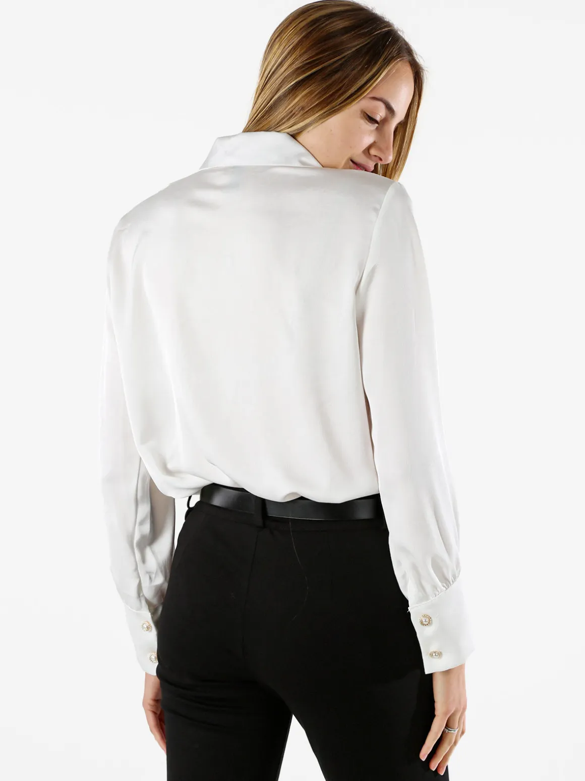 Solada Blusa donna con bottoni di perle e volant sullo scollo - bianco