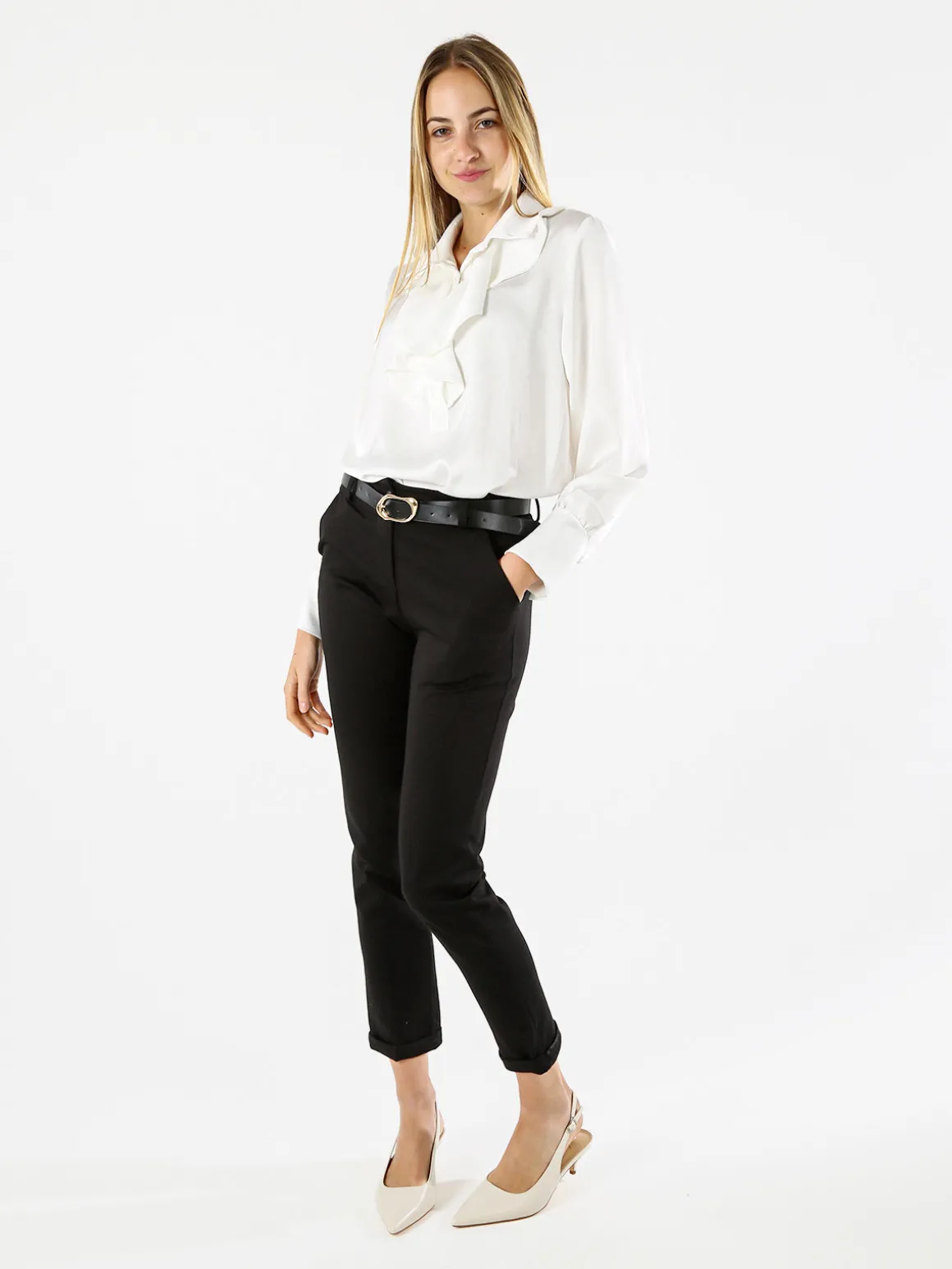 Solada Blusa donna con bottoni di perle e volant sullo scollo - bianco