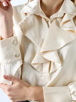 Solada Blusa donna con bottoni di perle e volant sullo scollo - beige