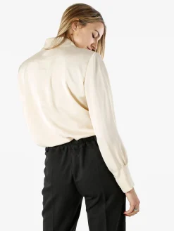 Solada Blusa donna con bottoni di perle e volant sullo scollo - beige