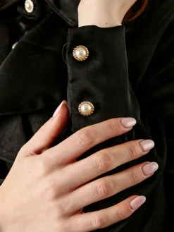Solada Blusa donna con bottoni di perle e volant sullo scollo - nero
