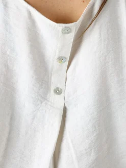 Solada Blusa donna in viscosa a maniche corte con bottoni decorati sul retro - bianco