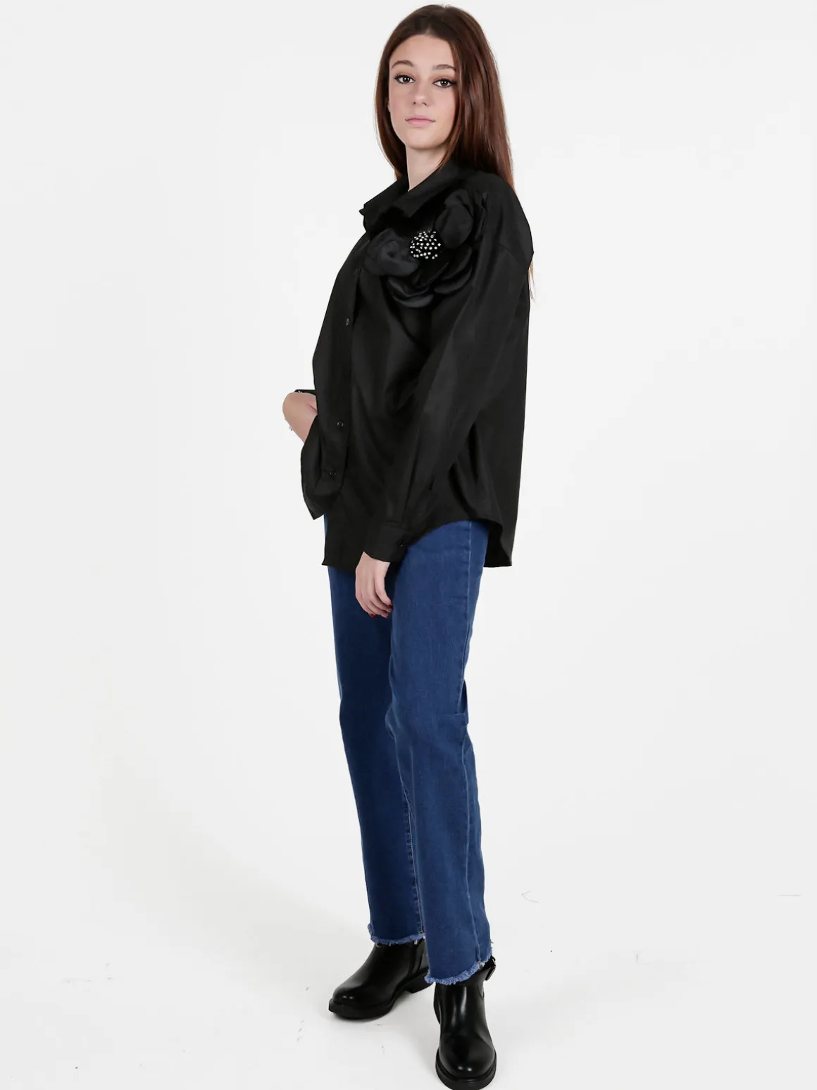 Solada Camicia donna oversize con fiore gioiello applicato