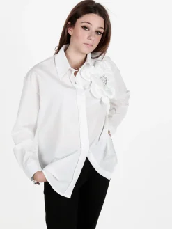 Solada Camicia donna oversize con fiore gioiello applicato