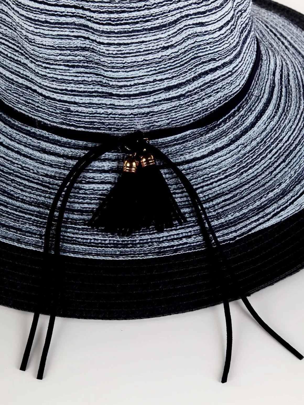 Solada Cappello con nastrino e nappine