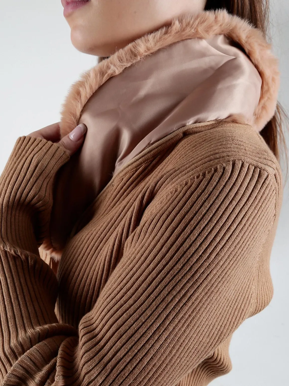 Solada Cardigan donna in maglia a costine con scollo in pelliccia sintetica
