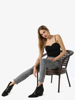 Solada Top con coppe imbottite e spalline sottili - nero