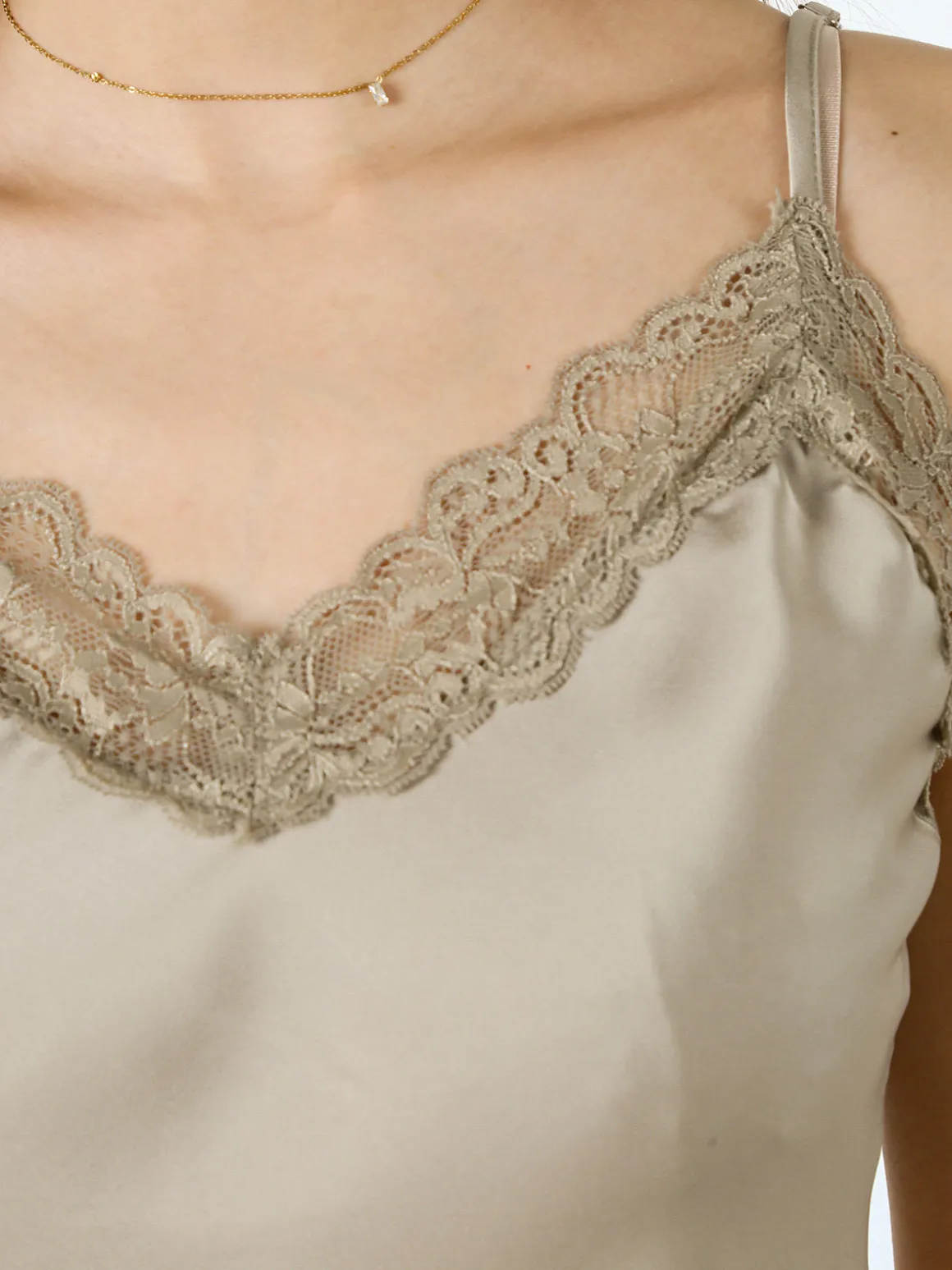 Solada Top donna effetto raso con scollo in pizzo e spalline strette - grigio