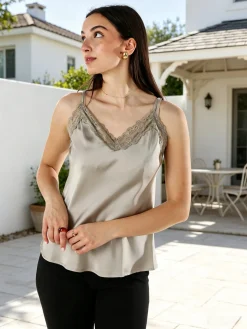 Solada Top donna effetto raso con scollo in pizzo e spalline strette - grigio