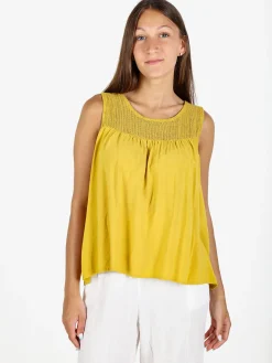 Solada Top donna in viscosa con scollo traforato senape