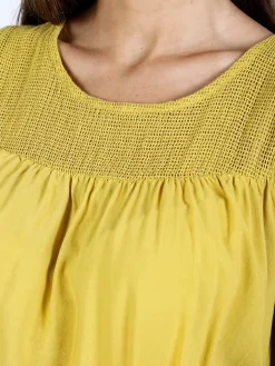 Solada Top donna in viscosa con scollo traforato senape