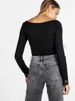 Solada T-shirt donna a maniche lunghe con doppio scollo e dettagli in pizzo - nero