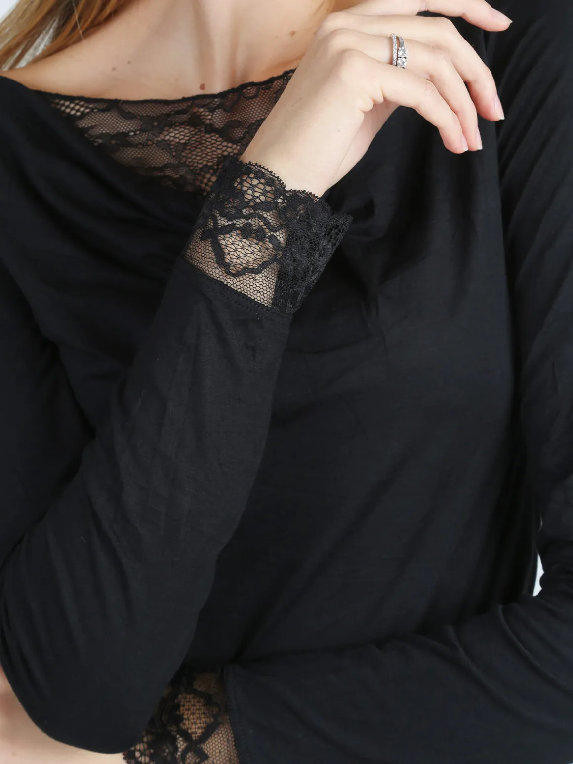 Solada T-shirt donna a maniche lunghe con doppio scollo e dettagli in pizzo - nero