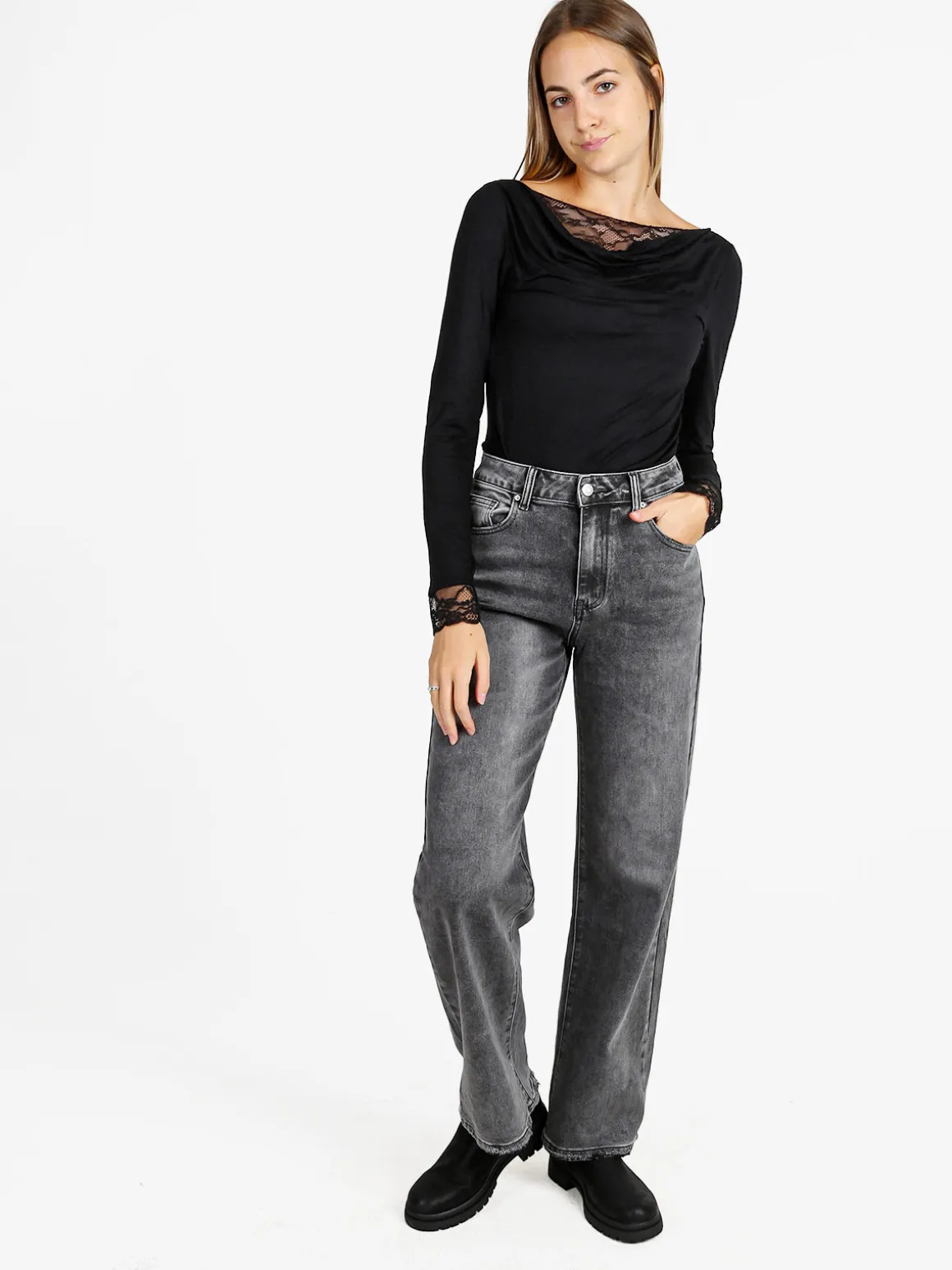 Solada T-shirt donna a maniche lunghe con doppio scollo e dettagli in pizzo - nero