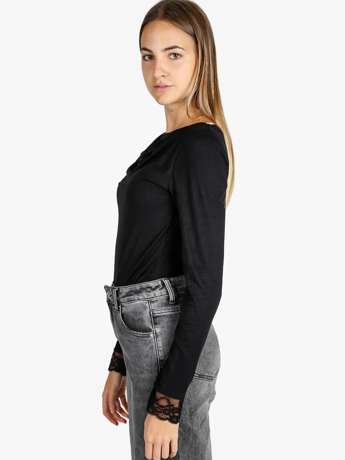 Solada T-shirt donna a maniche lunghe con doppio scollo e dettagli in pizzo - nero